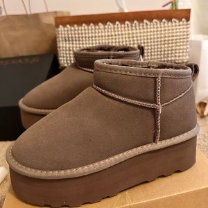Cushionaire mini platform boot